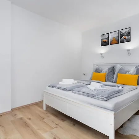 Maisonette-apartment Mit Grosser Terrasse Im Zentrum Von Apartman