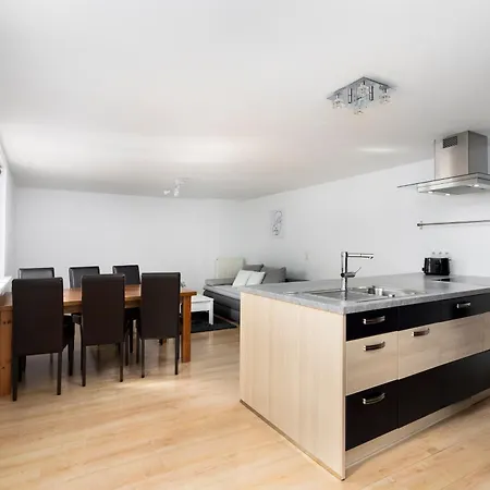 Maisonette-apartment Mit Grosser Terrasse Im Zentrum Von Apartman
